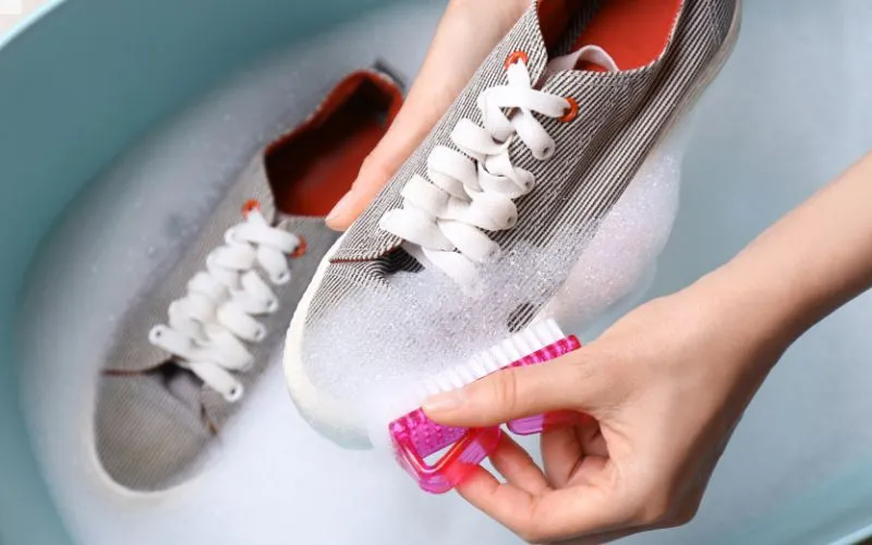 Hoe je schoenen ontkreukt