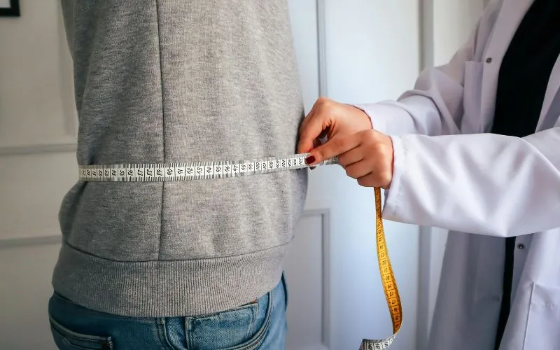 hoe je je taille meet voor broeken