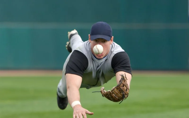 3 eenvoudige manieren om een ​​baseballpet schoon te maken